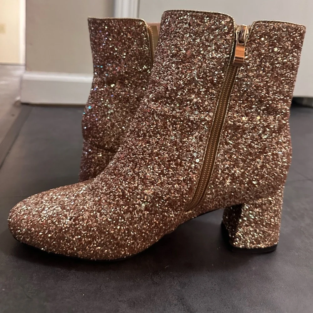 GoLd ⨠sPaRkLe HEEEELS!!!! - Picture 2 of 8